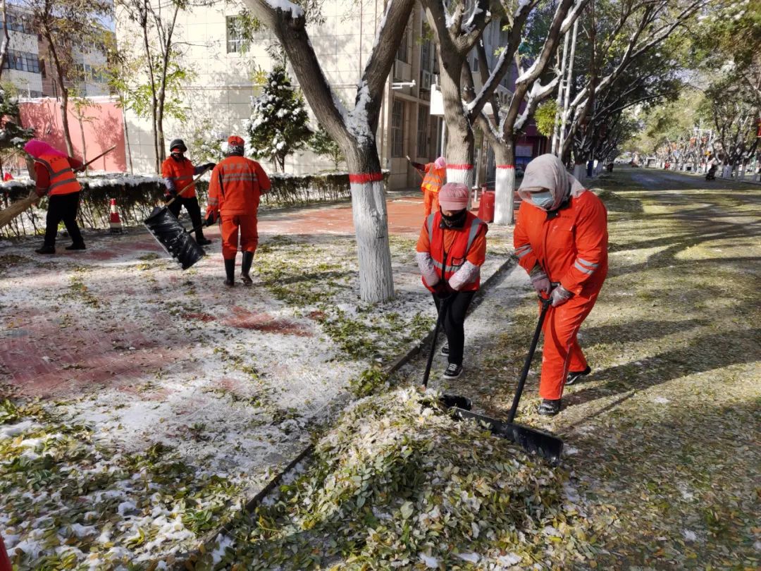 环卫工人雪天清理积雪,环卫工人昼夜奋战清除积雪