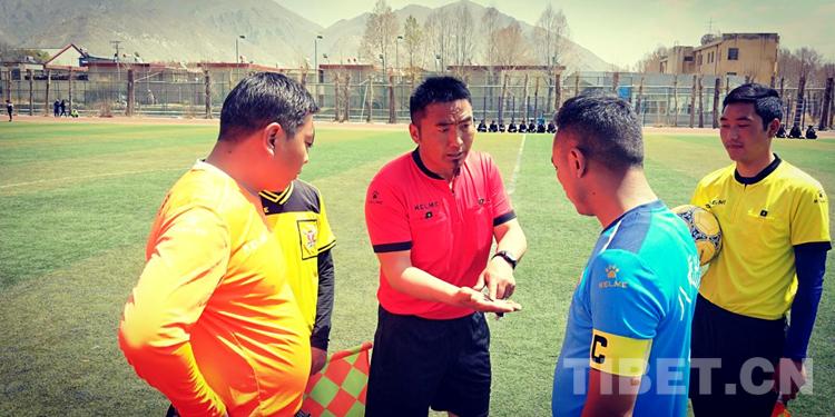 下雨天也阻挡不了对足球的热爱,高海拔足球