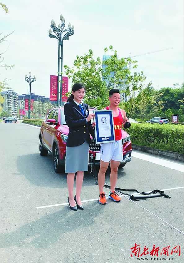 江西小伙单杠打破世界纪录完整版,南充小伙倒立