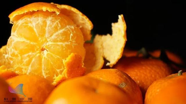 大量吃桔子手发黄吗,吃橘子时白色的丝能吃吗