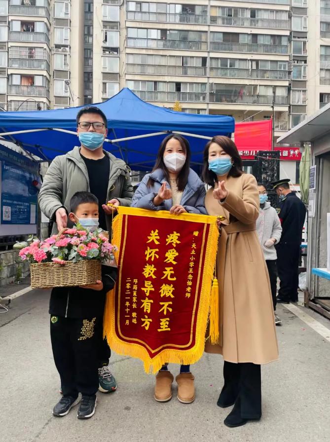 师生“意外”被一同隔离，没娃的班主任当了14天“妈妈”