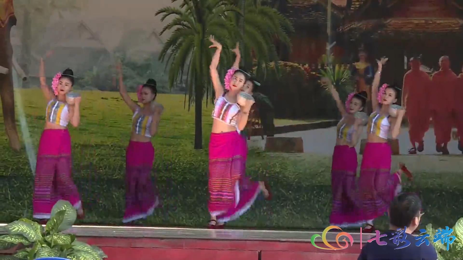 晚上的西双版纳傣族园,坐着火车游云南西双版纳