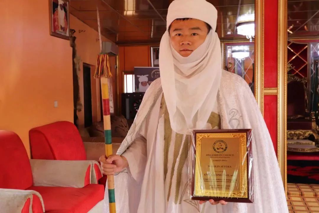 2019年，河南小伙意外当上非洲“酋长”，坐拥百亩地