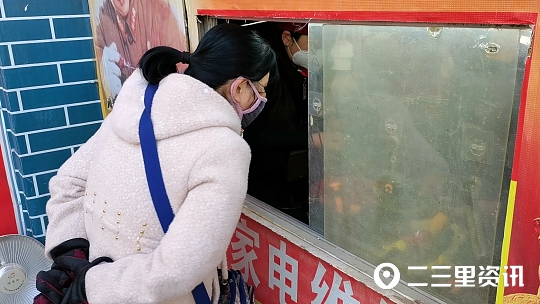 七旬老人义务修车,古稀老人免费修电器