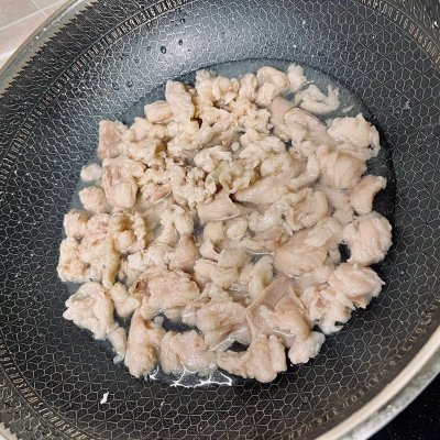 剔出来的羊肥膘别浪费,熬个羊油辣子喝汤拌面美滋滋