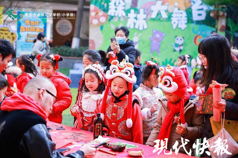 央视主播点评的南京小学期末考火了！其实南京学校的花样还有很多