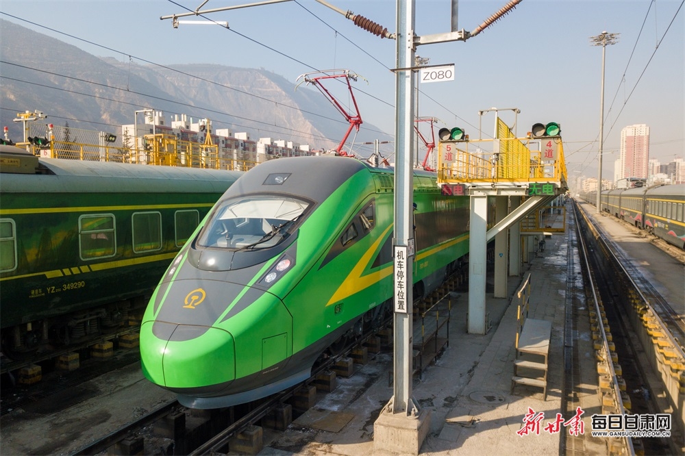 鼓形绿巨人复兴号山东,兰州西站绿巨人复兴号