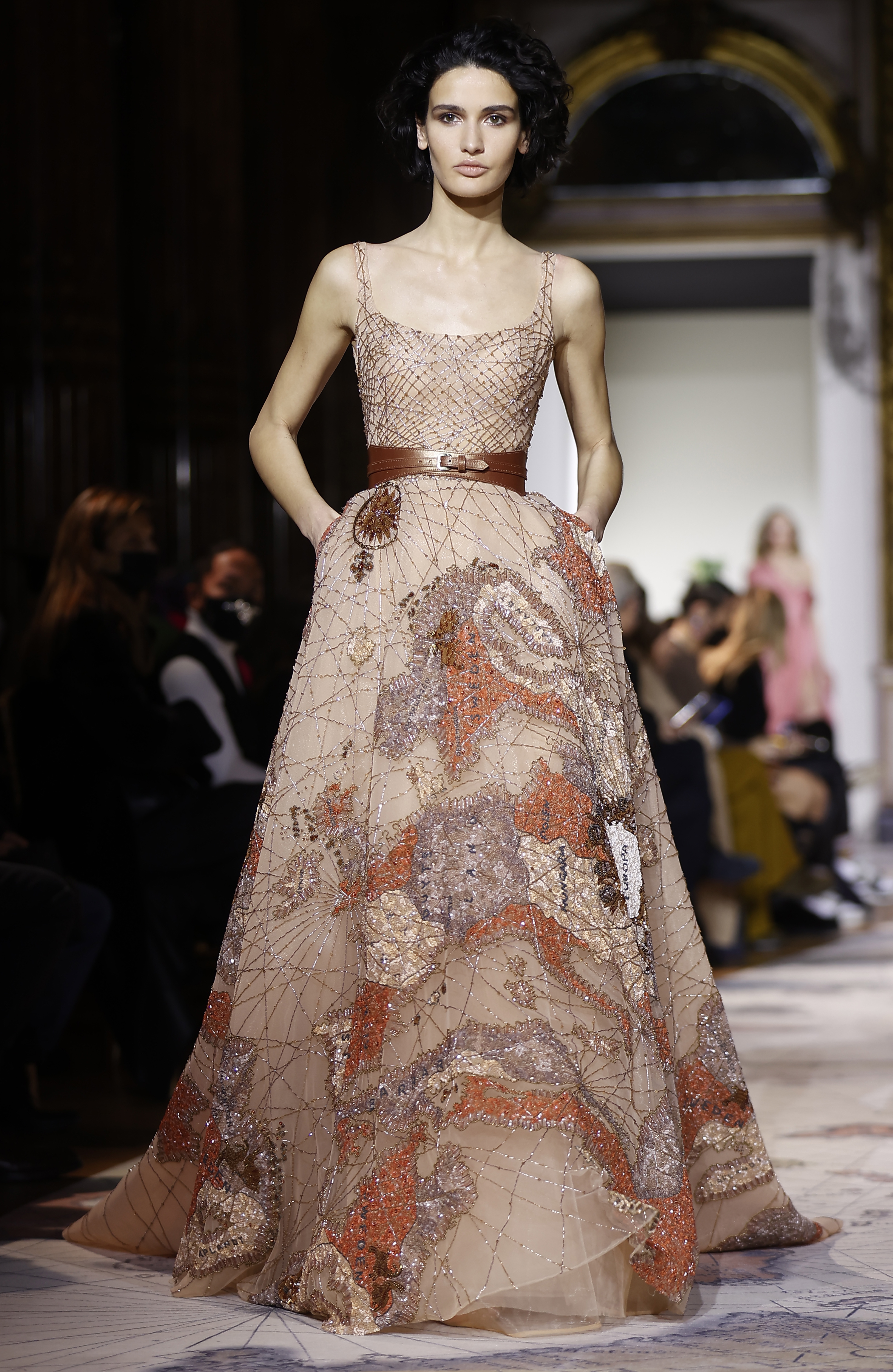 巴黎时装周jisoo服装全球首穿,巴黎高定时装周2024