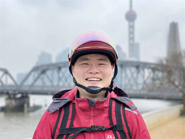 新春走基层镜头里的幸福中国,新春走基层拜年了致敬一线坚守者