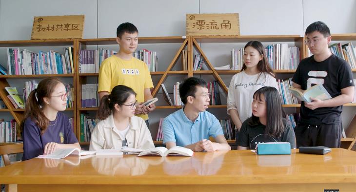 从脑瘫病人到灵魂歌者,从脑瘫到博士