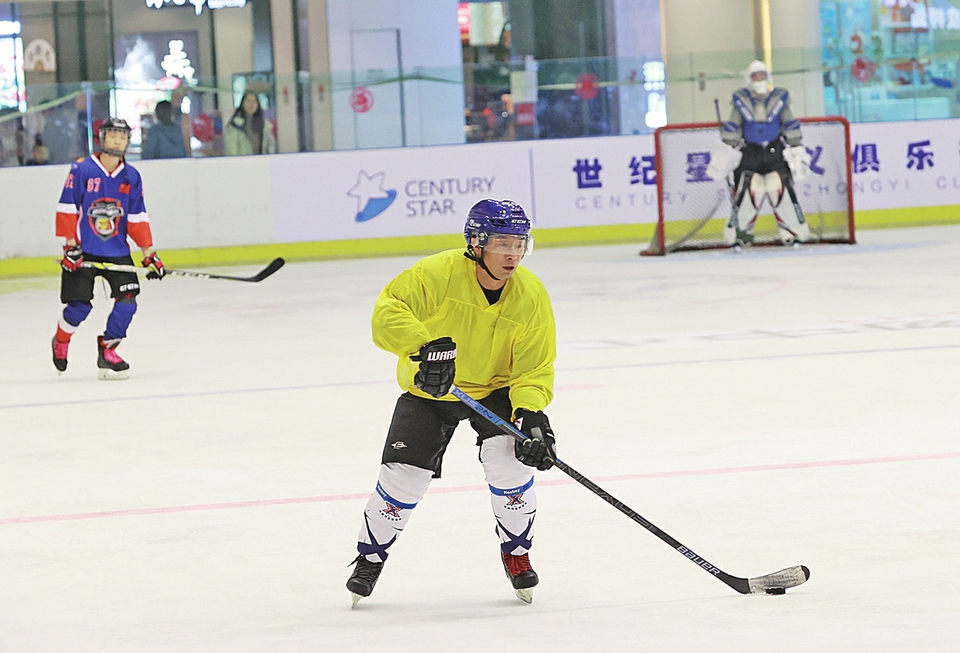 融媒·画像|在济南捡起“丢下”的冰球杆——冰球老男孩