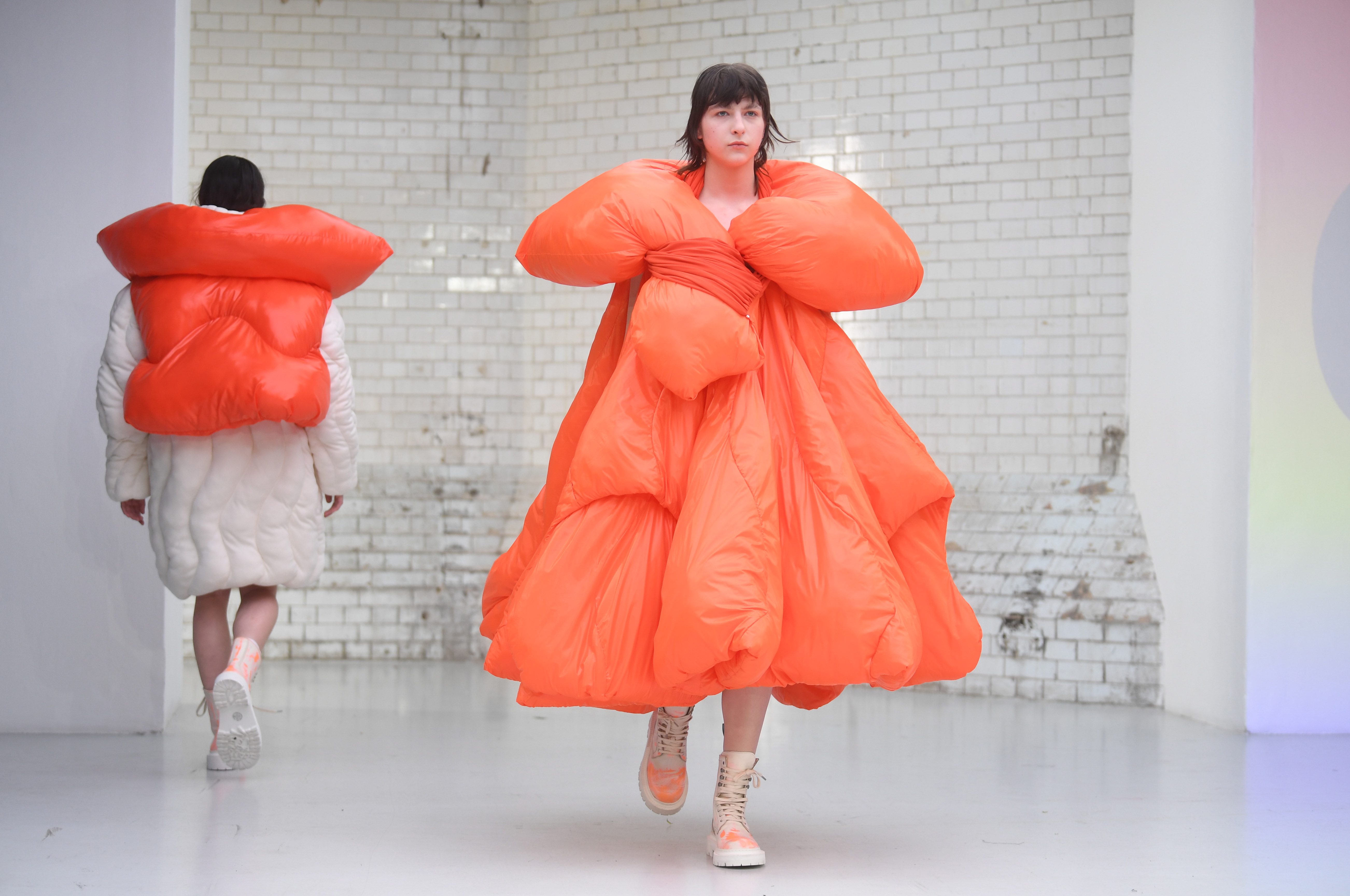 伦敦时装周2023年秋冬秀场,伦敦时装周秀场