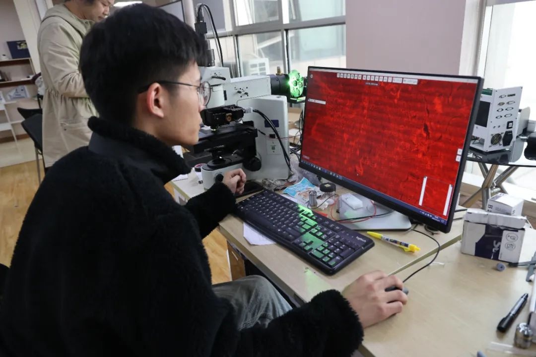 华科博士后光谷创业，研发手机显微镜，贴在手机上能看到细胞核