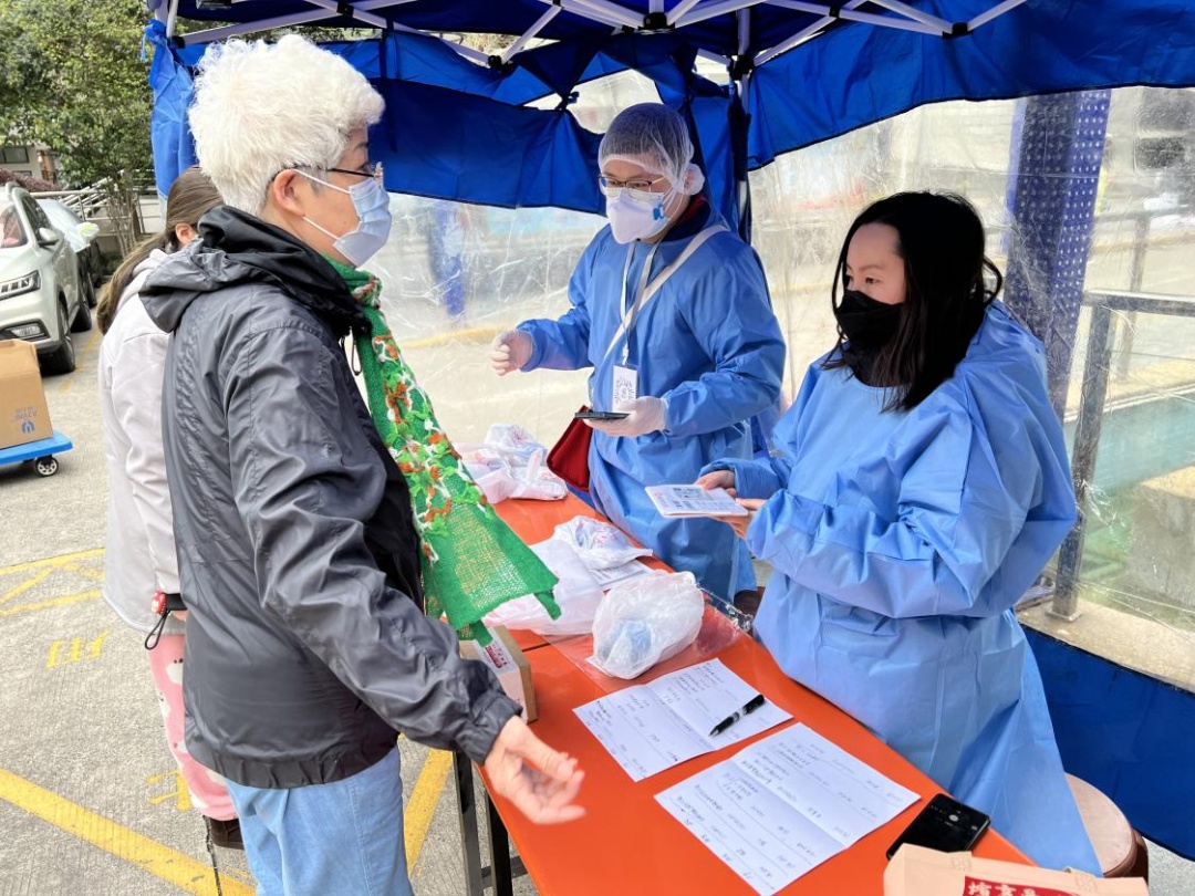 老人被封无法配药怎么办？3个小青年带60多张医保卡帮小区老人一次把药配齐