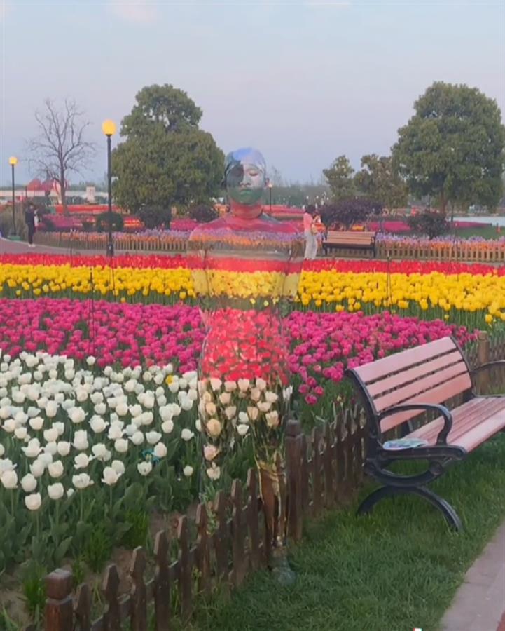 他在你面前,你却看不见!牛人在身体上作画完美“隐身”