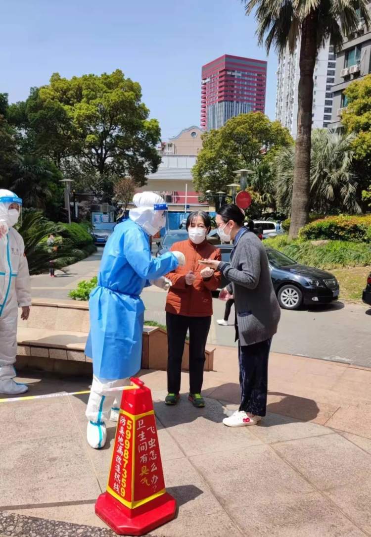 长风新村街道丨“警”锐出动！长风这位“大白”闪着金色微光