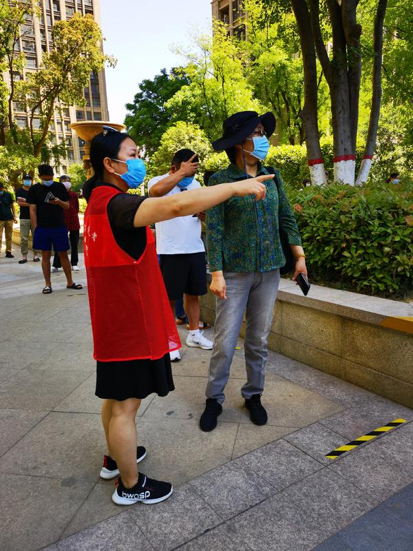 就地转岗！穿上红马甲的他们快速适应了“新”工作