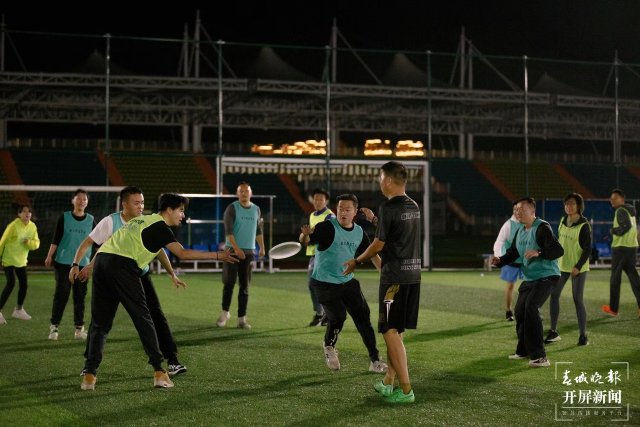 飞盘运动逐渐成为新的潮流,飞盘足球橄榄球