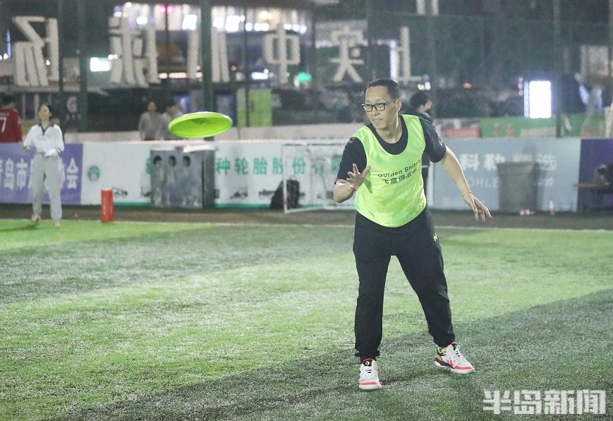 飞进绿茵场！小小飞盘，有啥魔力？半岛全媒体记者体验并揭秘这一新兴时尚运动爆火密码