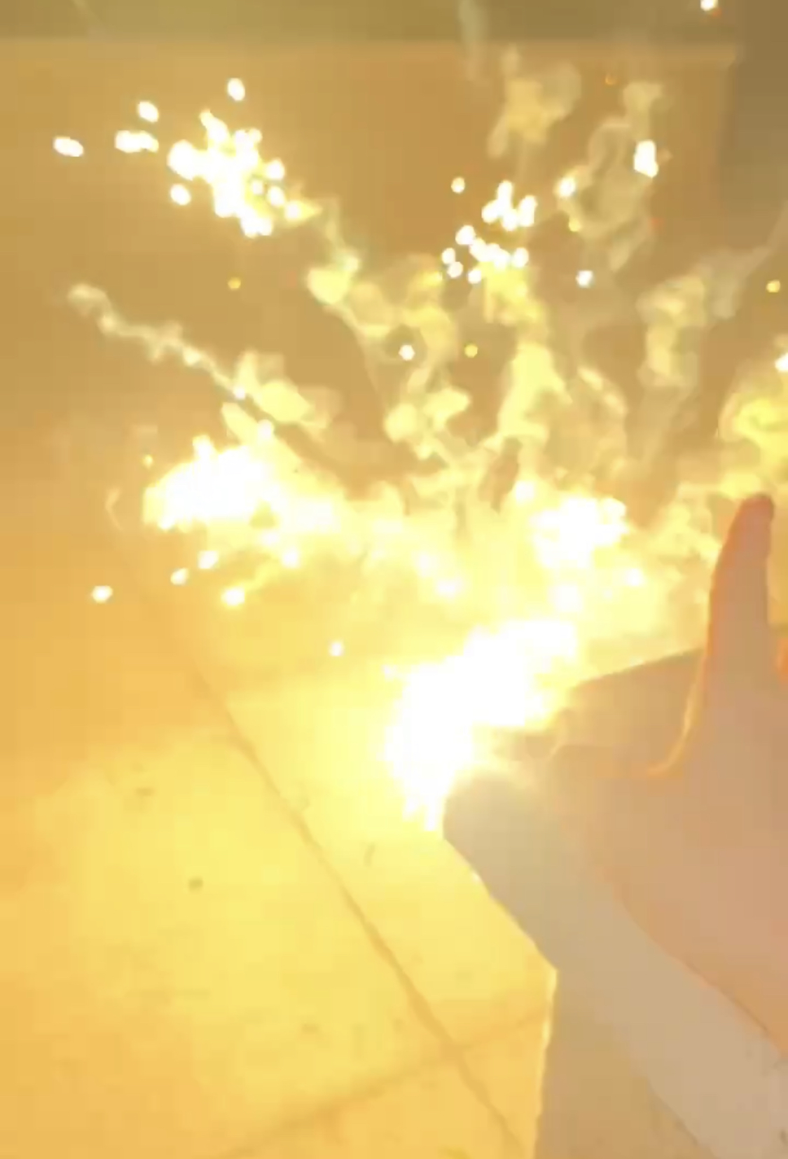 打火石粒当烟花放，这种新“玩法”不浪漫却很危险