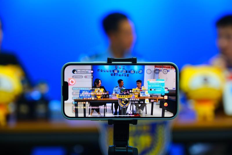 反诈民警连线主播宣传反诈骗,民警反诈骗主播