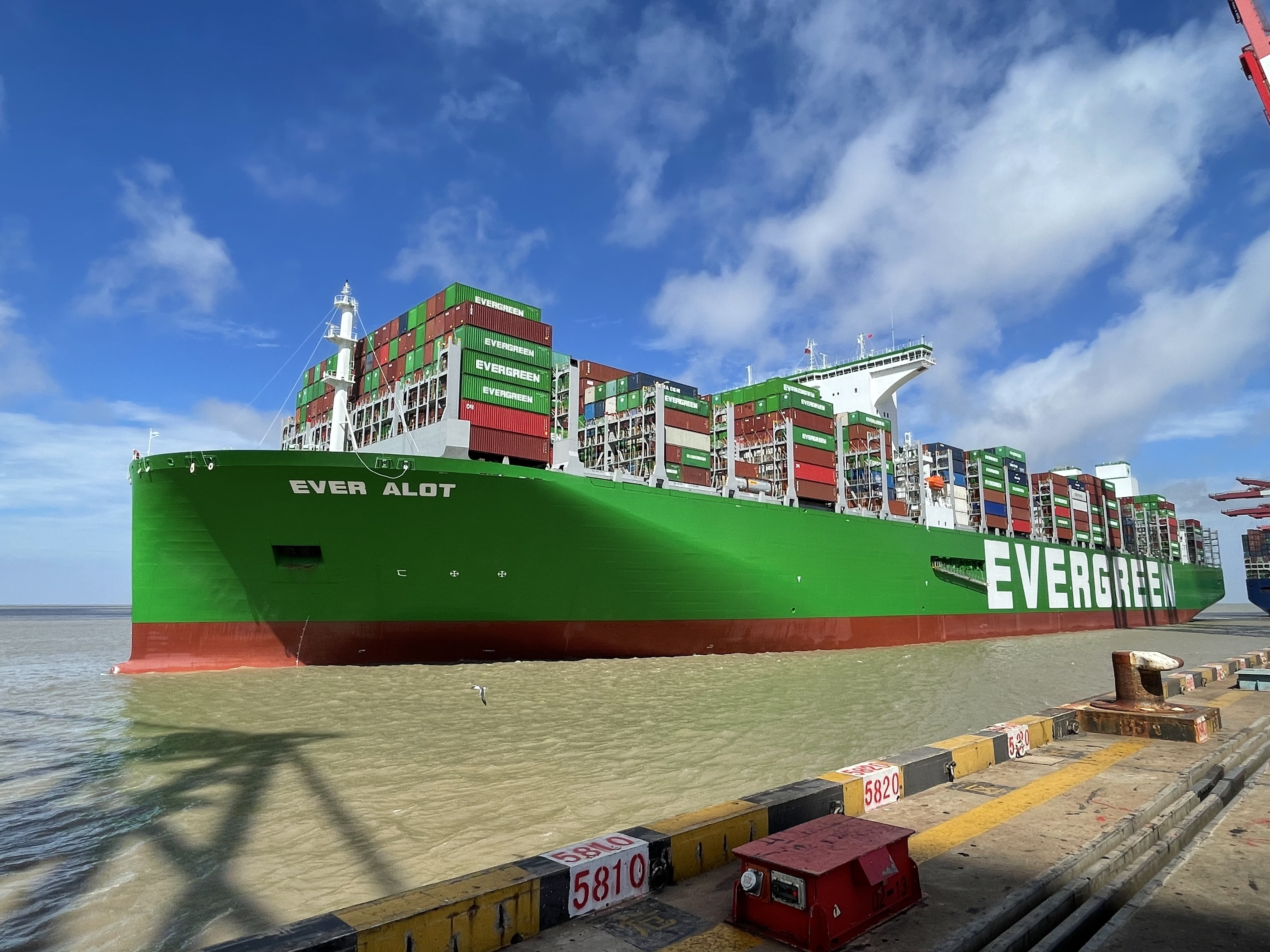 世界最大集装箱班轮今晨靠泊上海!刷新超大型集装箱轮靠泊洋山深水港的历史纪录