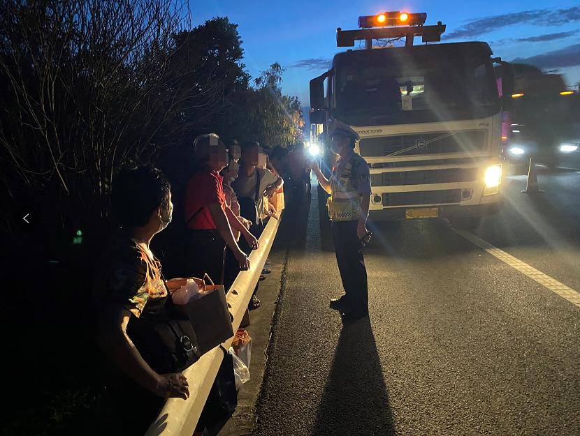 大客车发生车祸如何自救,高速公路上车辆发生故障正确做法