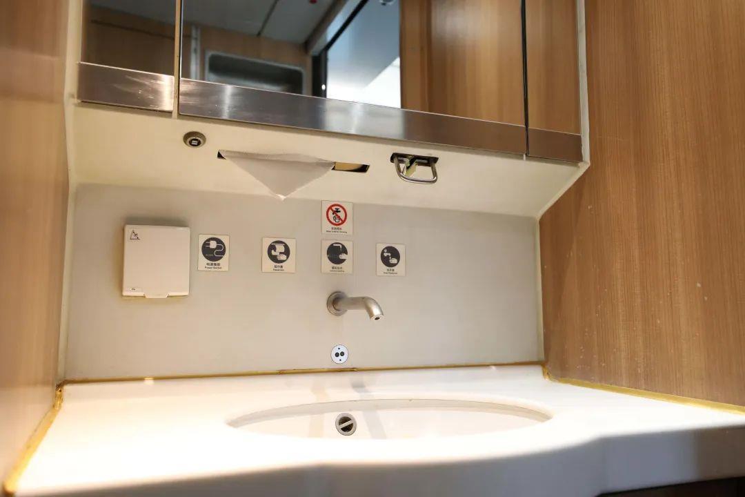 高铁列车上的一些常用功能,高铁列车控制器是啥样的