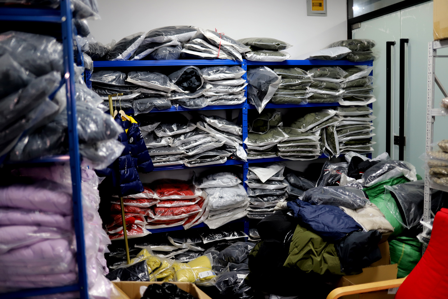 民警闯入直播间,主播直播假货被警察抓最终判刑