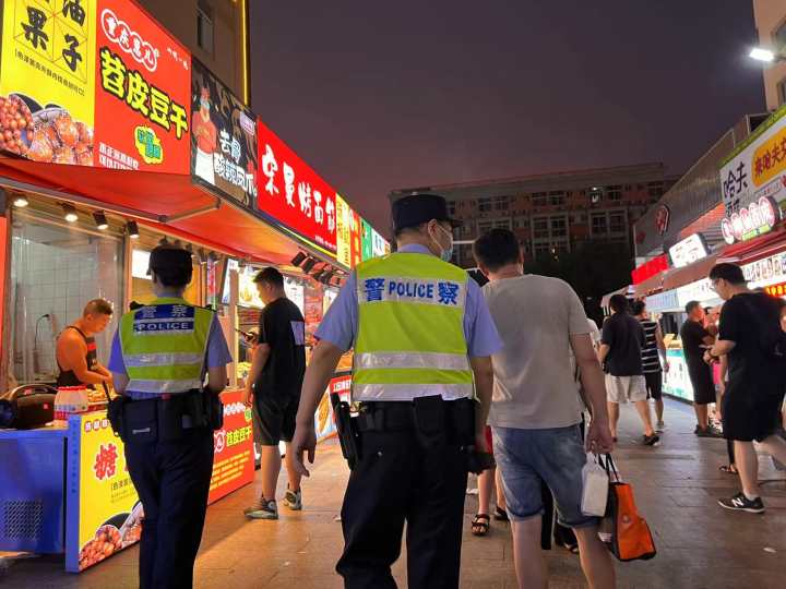 她卖烤猪蹄一天能卖到2万块，杭州夜宵天花板“啦喜街”的深夜在发生什么