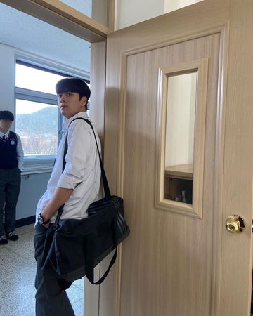 初吻教学「把嘴张开一点点」姜泰伍羞认：恩斌姐姐引导很好