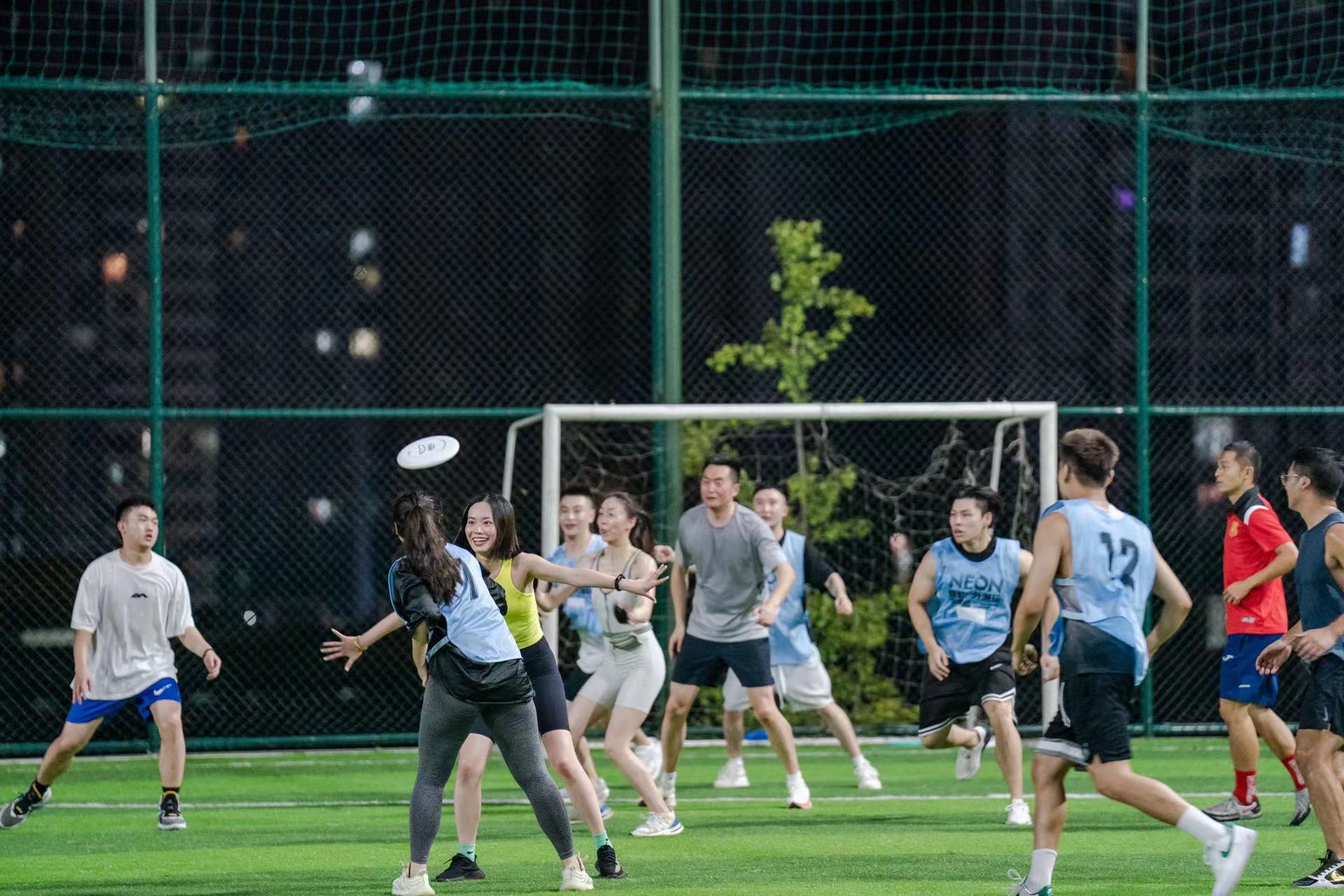 野蛮生长的飞盘俱乐部,野蛮生长俱乐部