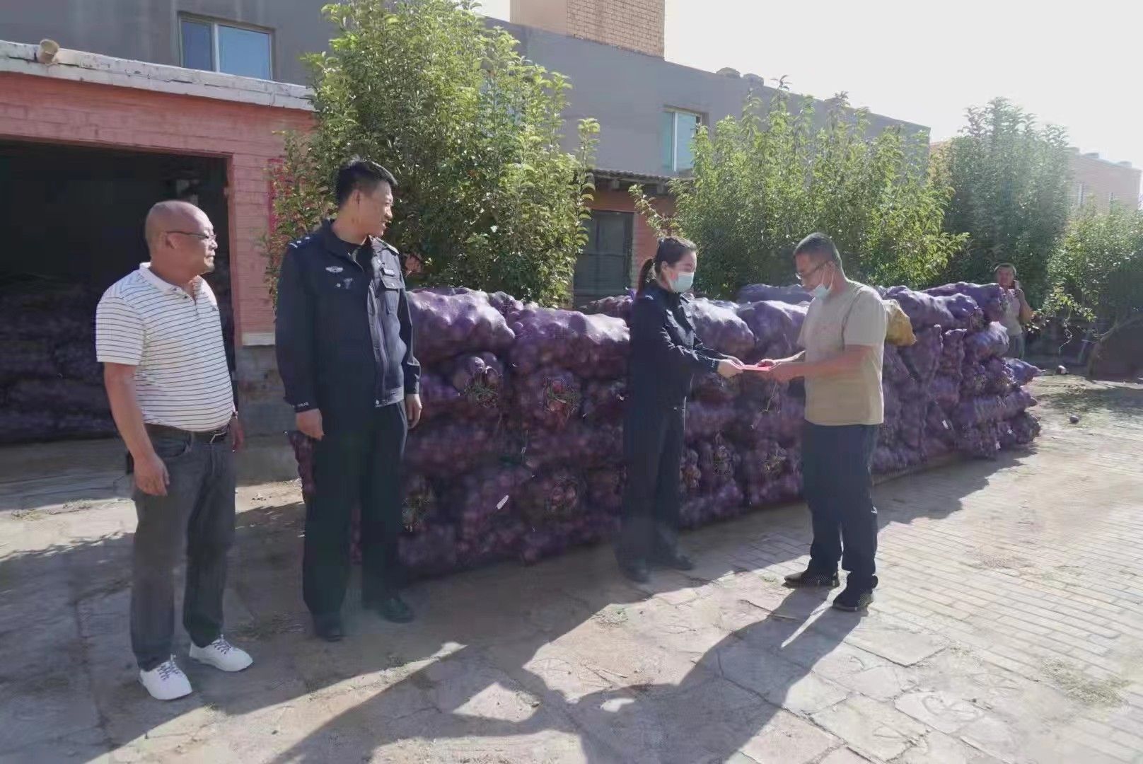 帮助农民推销滞销洋葱5万余斤民警化身“推销小能手”