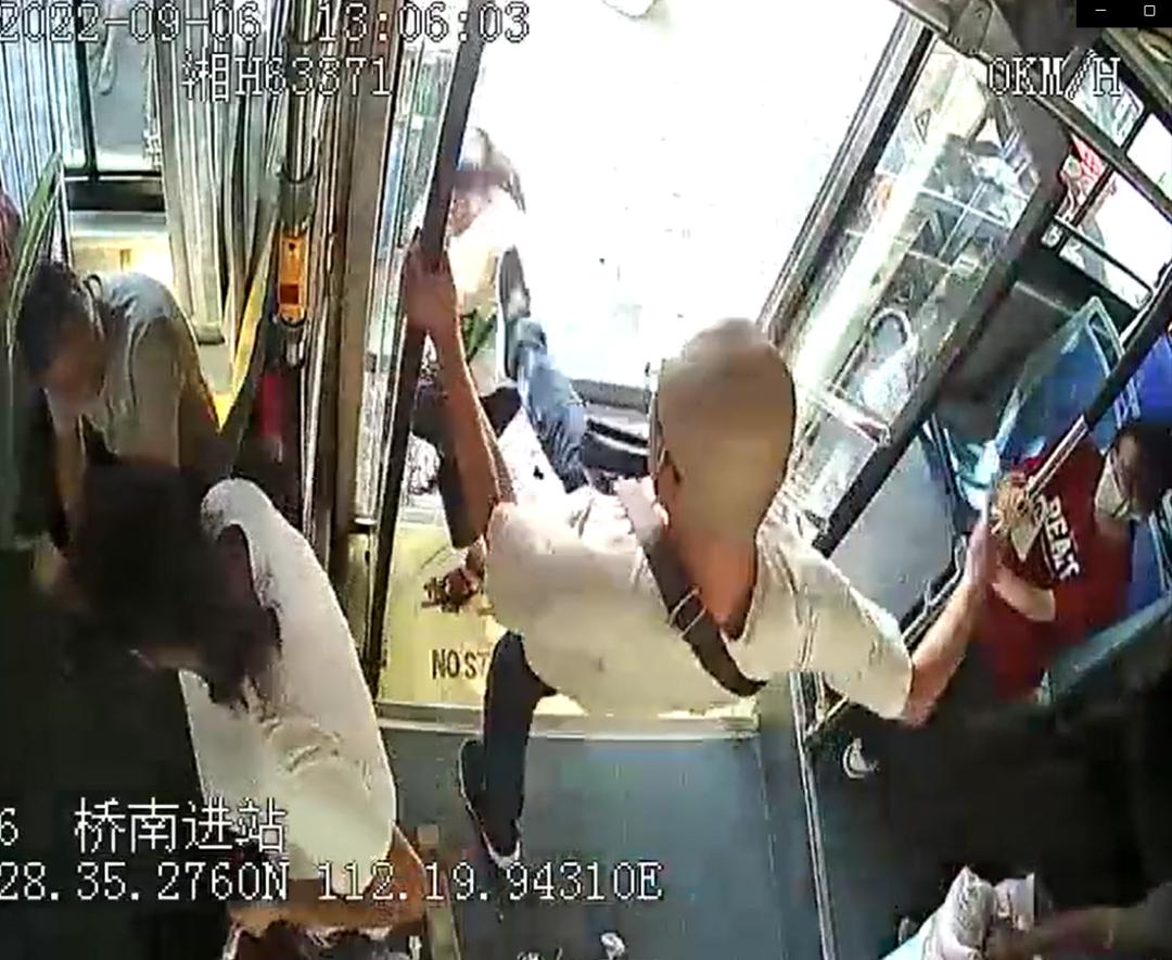 老人乘公交被男乘客踹,老人带大米坐公交被拒载