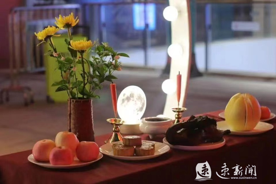 写中秋节吃月饼赏月的习俗的段落,中秋节吃月饼这个习俗形成的地点