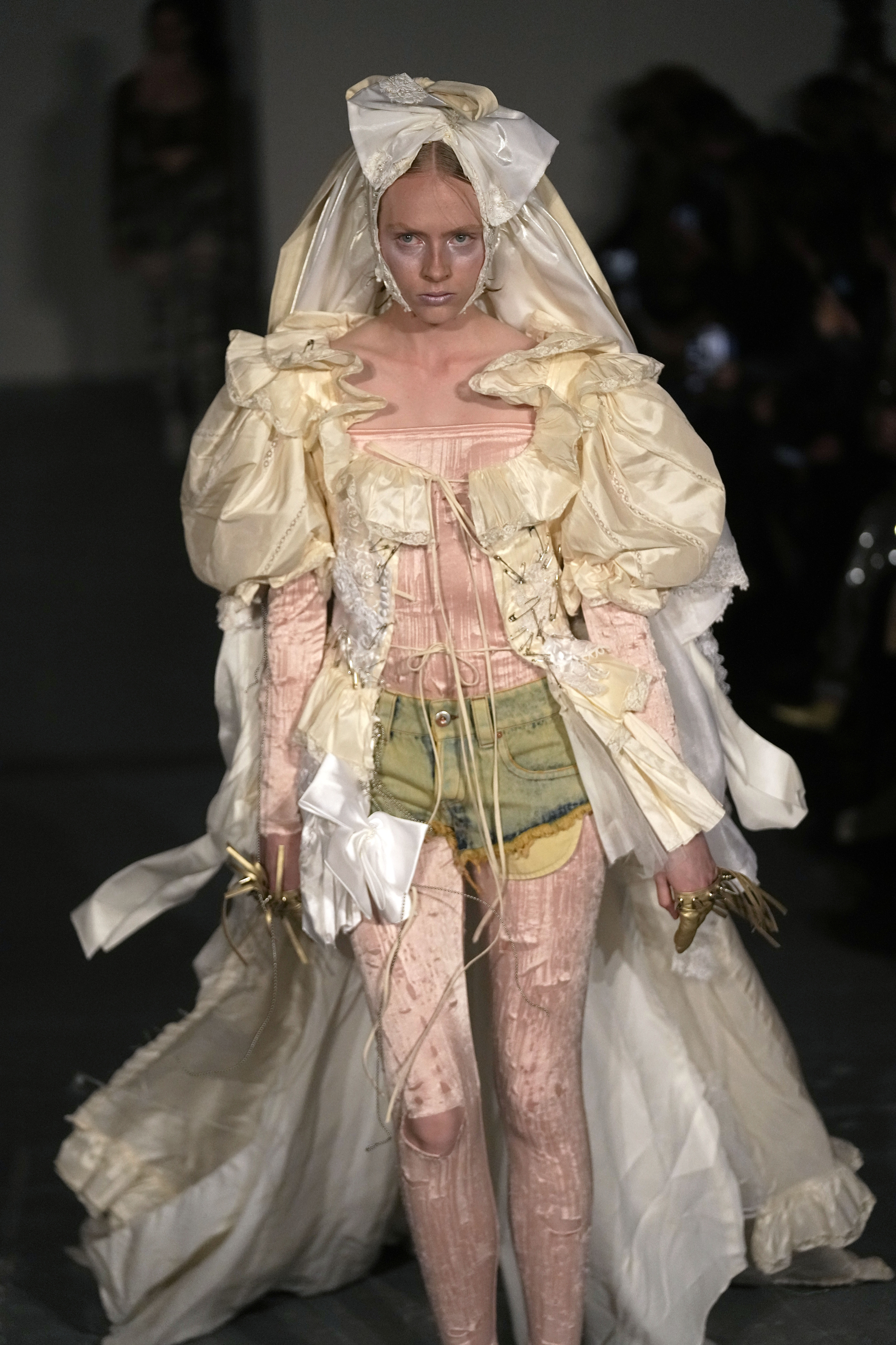 巴黎时装秀2023秋冬成衣,巴黎时装秀薄款系叛逆时装