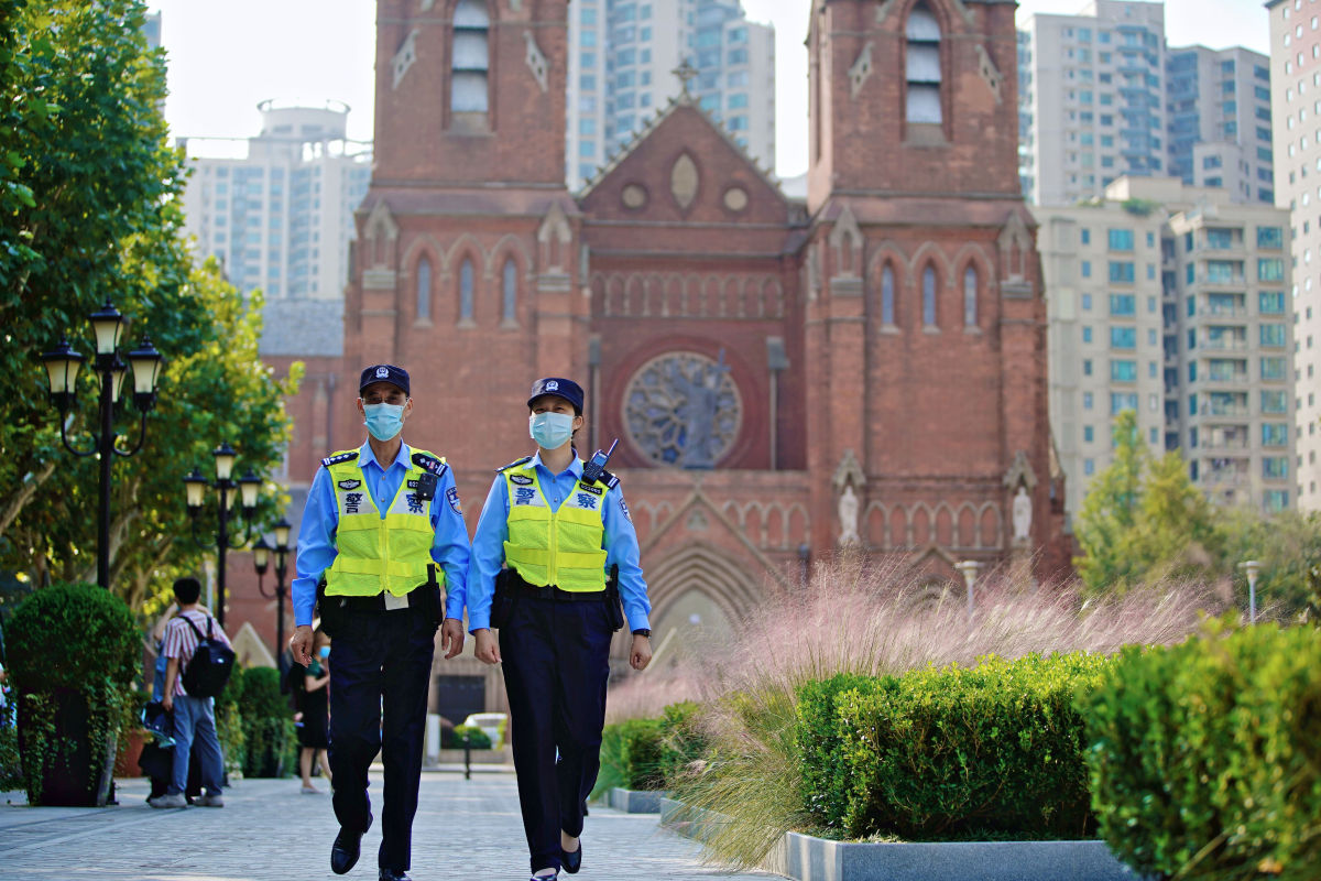 国庆假期申城各景点民众“打卡忙”警方多措并举疏导客流