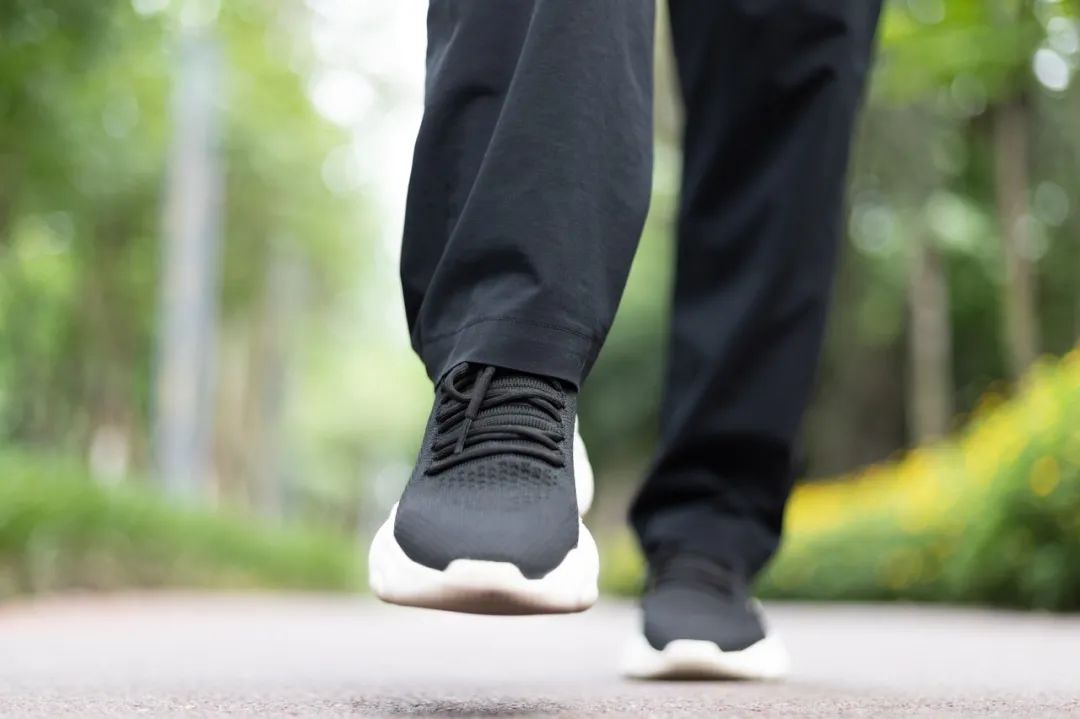 脚长得有点畸形,脚长歪了的图片