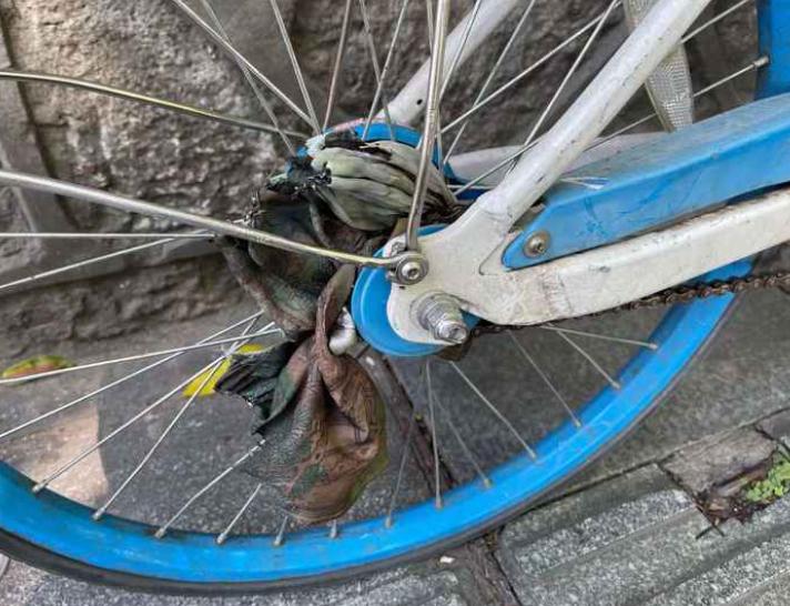 尴尬！杭州女子裙裤卡进自行车，多亏路人拿出了打火机