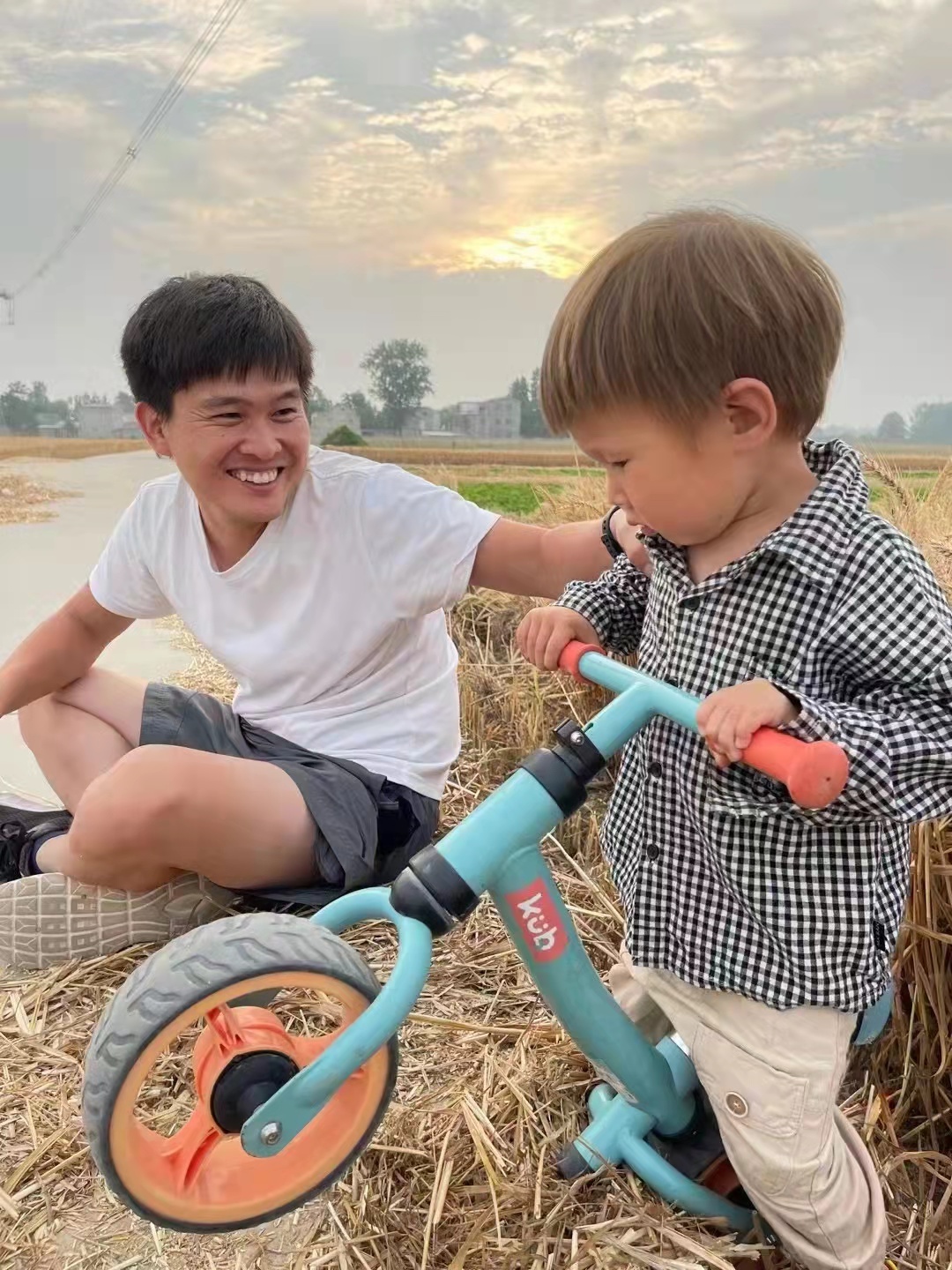 女子16年涨薪60倍回农村:小学没毕业,北漂期间学电脑,考会计证,成为产品经理,“踏实等风来”