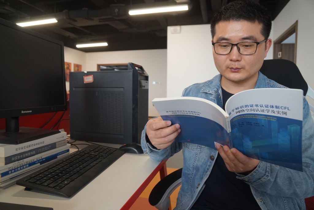 新闻周刊丨什么，今年过“节”不掏钱？“双11”AB面：年轻人忙着省，银发族热衷买