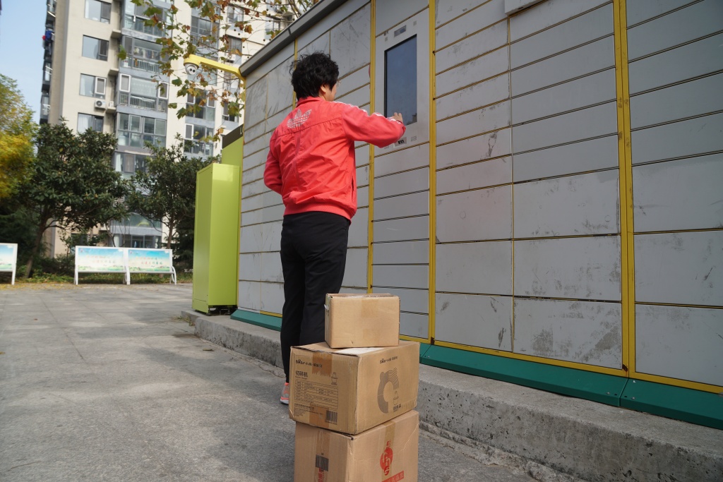 新闻周刊丨什么，今年过“节”不掏钱？“双11”AB面：年轻人忙着省，银发族热衷买