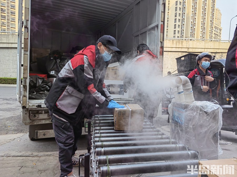 五点起床做核酸，一个快件最少消杀七遍！备战双11，快递小哥把好安全关