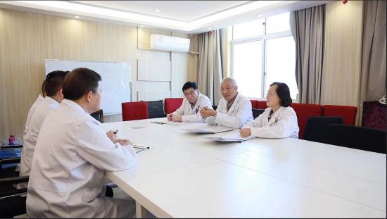 上海爱心团队救助贫困患病儿童,上海皮肤病援助公益是真的吗