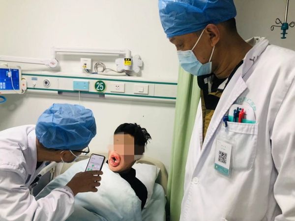 这种玩笑开不得！小伙被舍友“喂”干冰冻伤了嘴