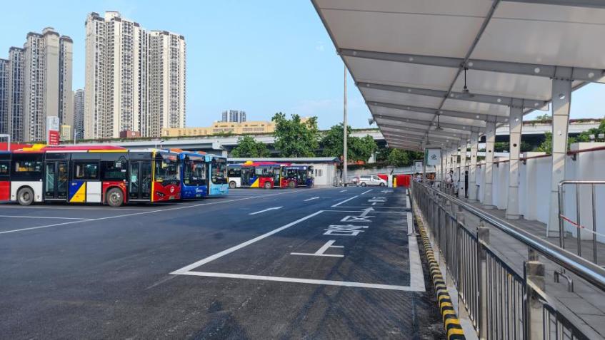 “通道”变“堤岸”，改造后的公交站场，乘车安全又方便