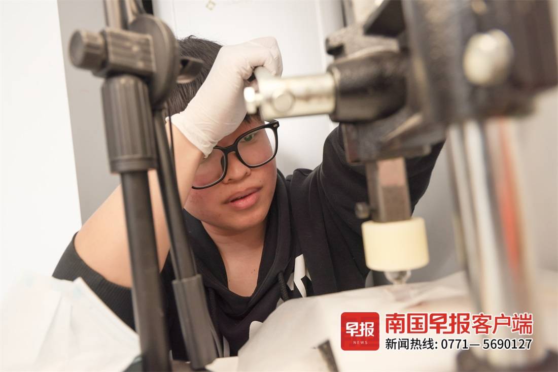 00后小伙在南宁做彩妆修复师，一双巧手让粉饼、眼影“起死回生”丨看这群修复师的故事①