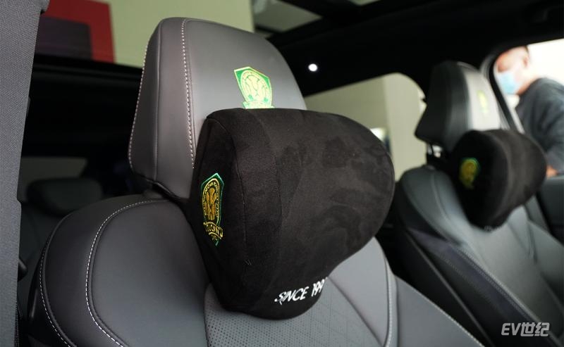 性能不变但细节拉满到店体验极狐阿尔法T国安版车型