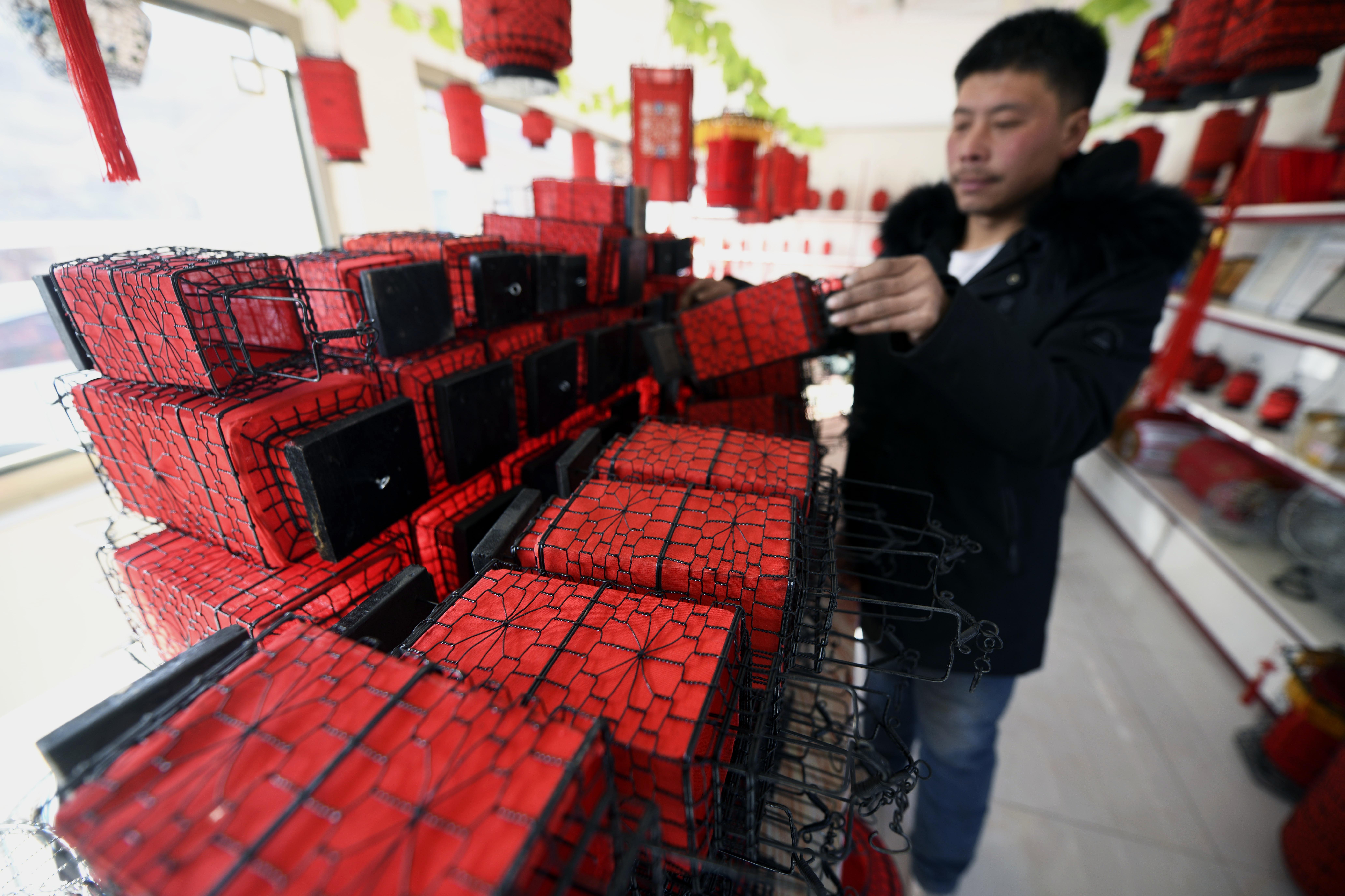 非遗灯笼制作河北,非遗迎新春巧手绘灯笼