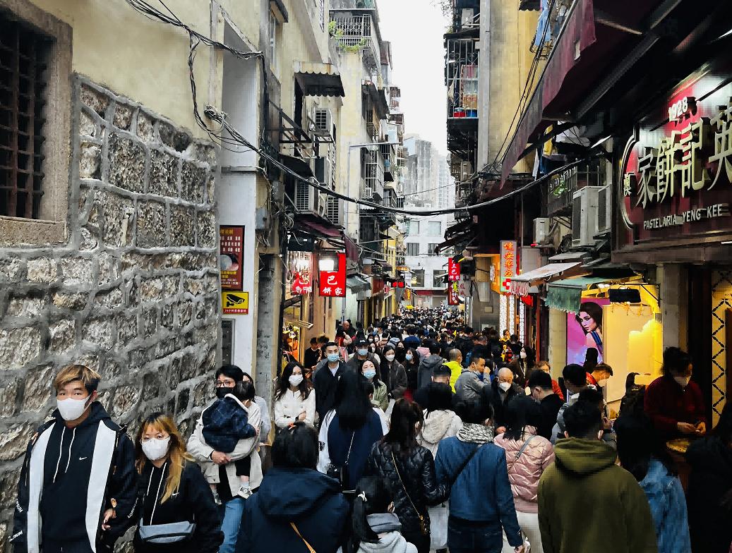 澳门口岸大量客流涌入,来了澳门一定要买手信不枉来一回